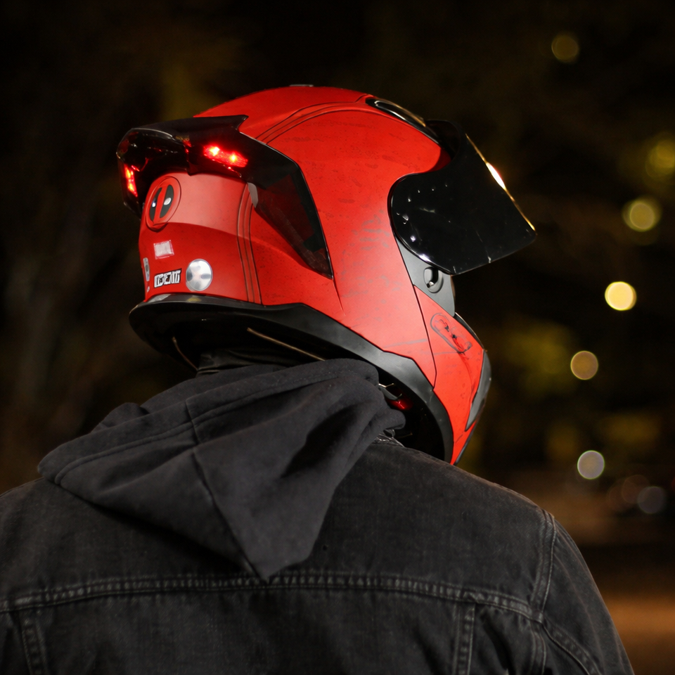 CASCO DOBLE PROPOSITO DEADPOOL CON LUZ LED RECARGABLE PREMIUM